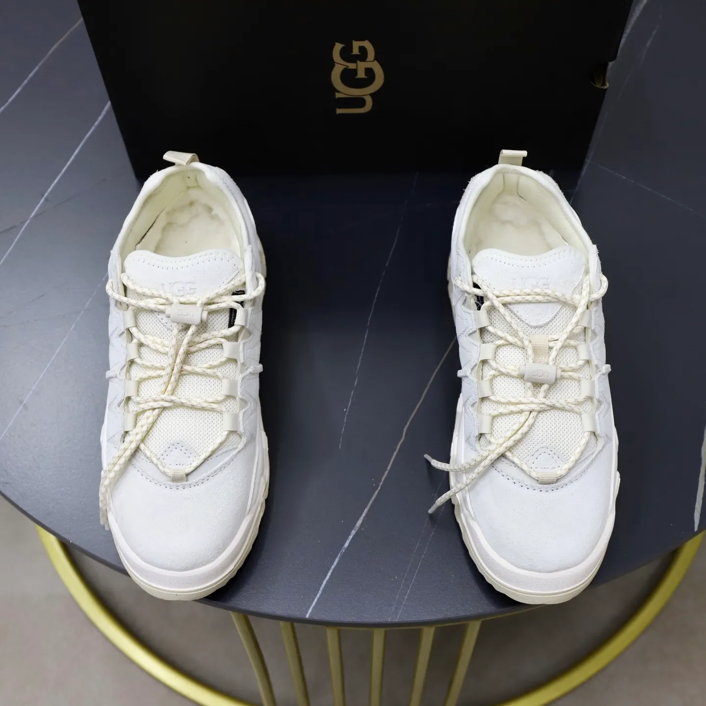 Factory price: 600💰Couple hiking shoes UGG short snow boots Autumn and winter brother's new series.........Multiple colors available Original and cute appearance, fur integrated 100% original with single wool thread Very precious and time-consuming Imported wool fur integrated warm and comfortable double care of feet A must-have item in winter Vamps with fur integrated wool outsole vs. original non-slip outsole Size: #35-40 for women and 39-44 for men